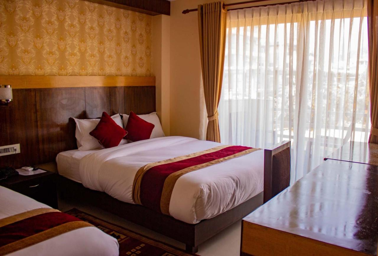 Hotel Silverline Pokhara Extérieur photo