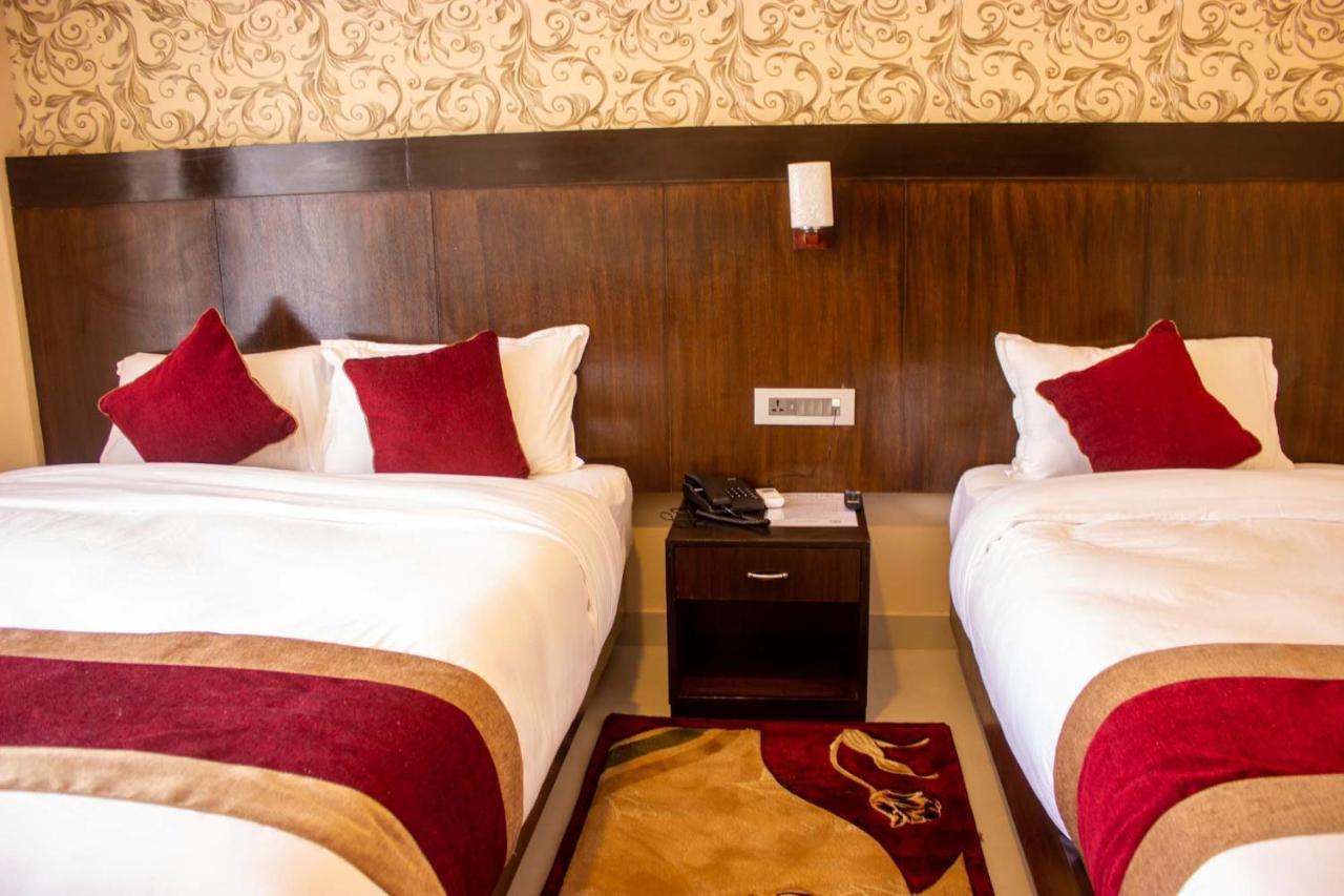 Hotel Silverline Pokhara Extérieur photo