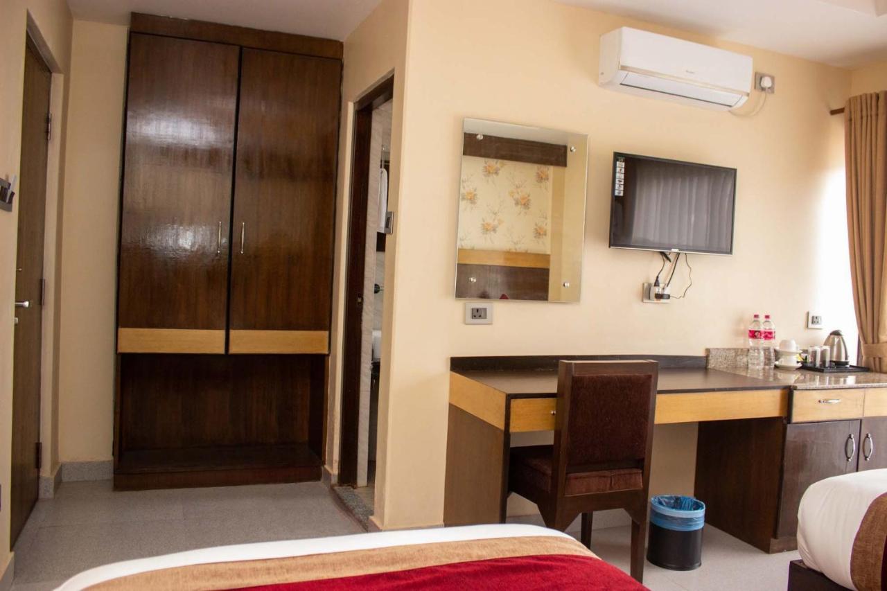 Hotel Silverline Pokhara Extérieur photo