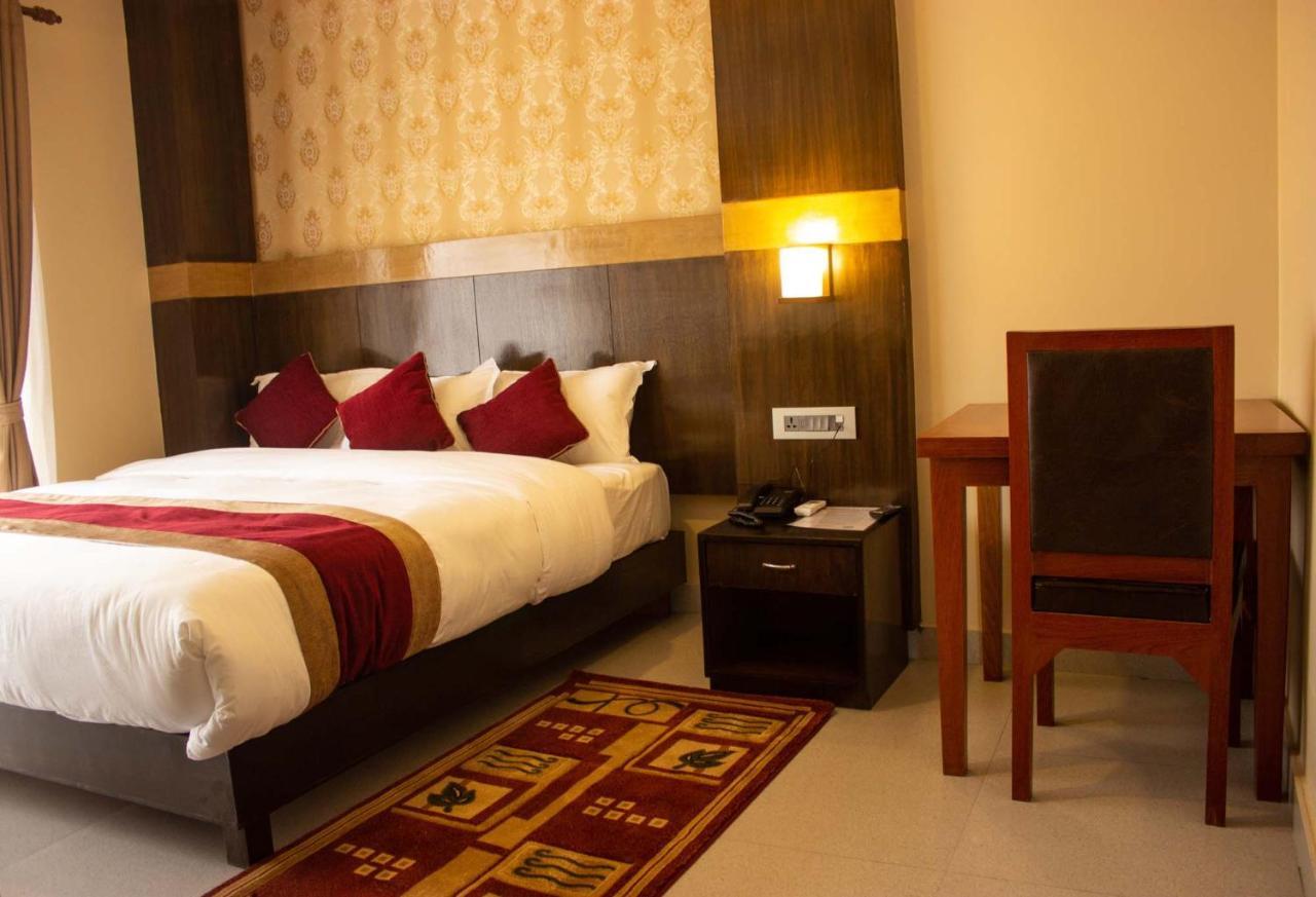 Hotel Silverline Pokhara Extérieur photo