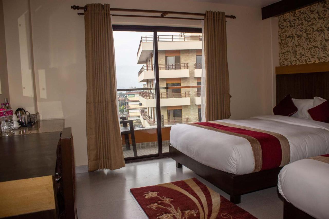 Hotel Silverline Pokhara Extérieur photo