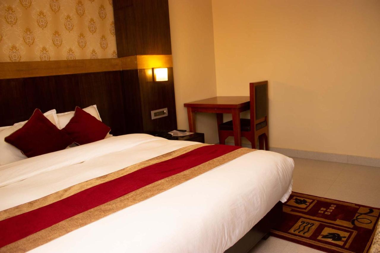 Hotel Silverline Pokhara Extérieur photo