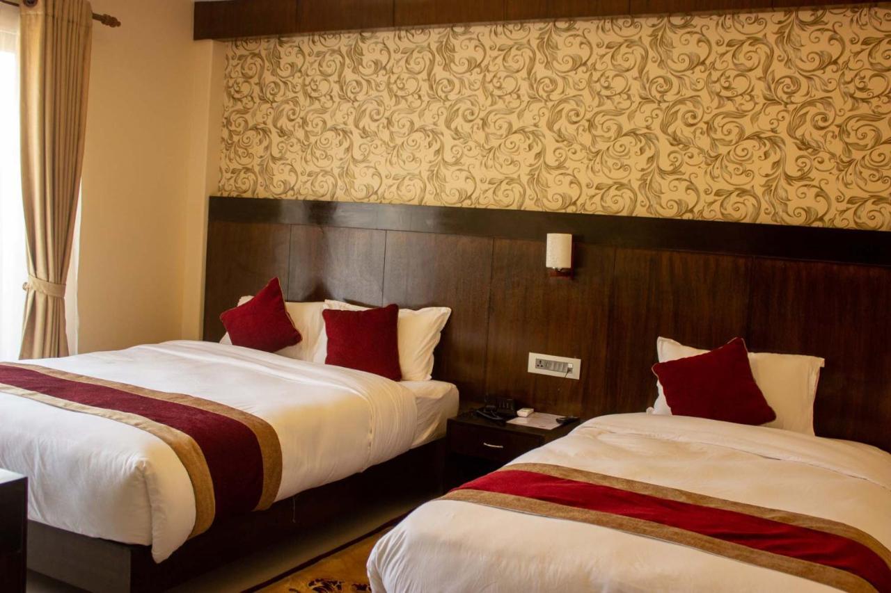 Hotel Silverline Pokhara Extérieur photo