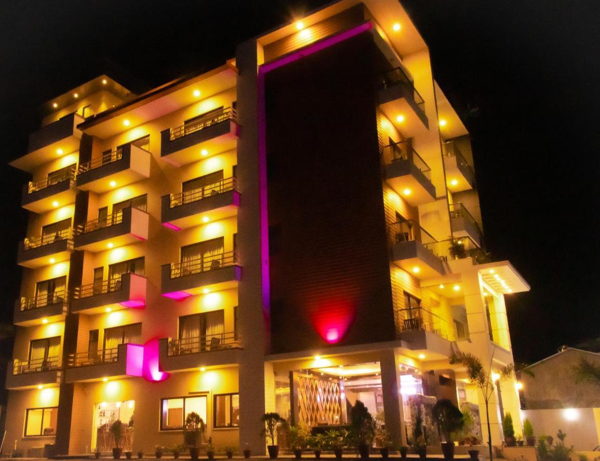 Hotel Silverline Pokhara Extérieur photo